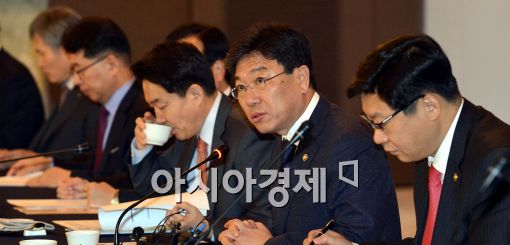 [포토]주요기업 투자 간담회 개최, 모두발언하는 윤상직 장관