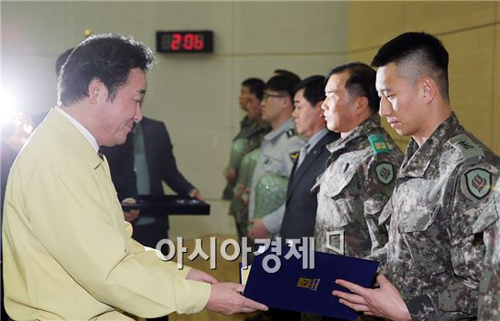 [포토]통합방위확립 기여한 공로자에게 표창하는 이낙연 전남도지사