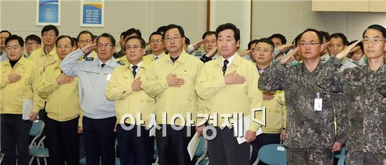 이낙연 도지사와 명현관 도의장 등이 11일 도청에서 열린 2015년도 통합방위 지방회의에서 국기의 대한 경례를 하고 있다. 제31보병사단장, 제3함대사령관, 전남 지방경찰청장 등 기관 단체장과 공무원 등 350여명이 참석해 현재 안보정세 진단과 지역 통합방위 태세를 점검했다. 사진제공=전남도