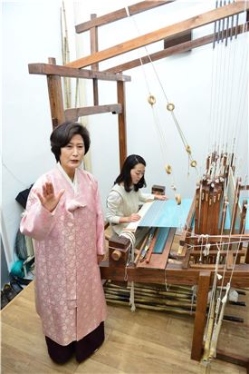 금사 직물 제직기술을 설명하고 있는 심연옥 교수