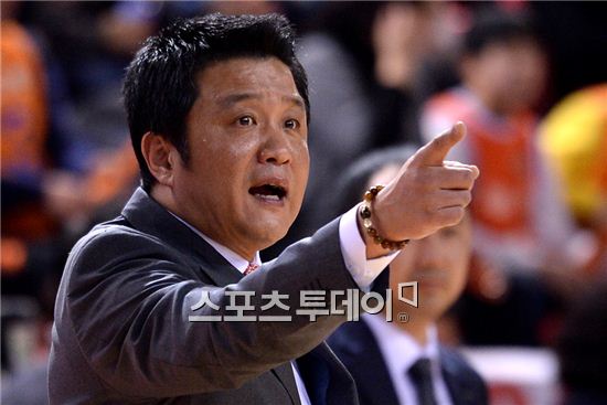 '전자랜드' 유도훈 감독, 선수들 칭찬 "후반에 기회를 만들어 잘 풀렸다"