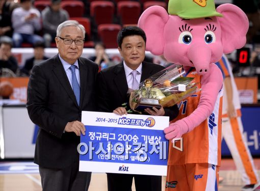 [포토]유도훈 감독, '정규리그 200승 기념상 받았어요'