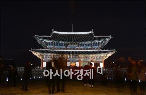 [포토]"궁궐의 밤을 즐겨요"