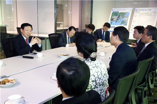 [포토]신동빈 롯데 회장, 부산 창조경제혁신센터 방문