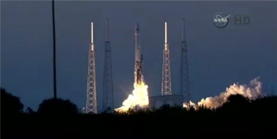 ▲DSCOVR 위성이 팔콘9 로켓에 실려 발사되고 있다.[사진제공=NASA TV]