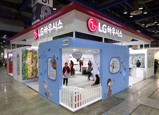 LG하우시스가 12일부터 15일까지 서울 삼성동 코엑스에서 열리는 제 27회 베이비페어에 참가해 '친환경'과 '층간소음'을 주제로 지아소리잠 등 다양한 인테리어제품을 선보이고 있다. 사진은 LG하우시스 베이비페어 전시 부스 전경.