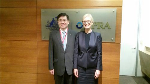 ▲(왼쪽부터)KDB산업은행 홍기택 회장, APRA 사라 굿맨(Sarah Goodman) 부청장
