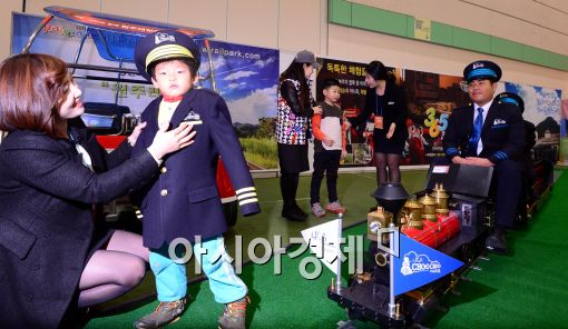 [포토]2015 내 나라 여행박람회, 열차체험하는 어린이들