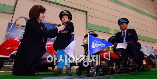 [포토]'열차 체험하며…'