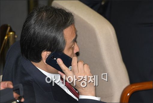 [포토]통화하는 김무성 대표