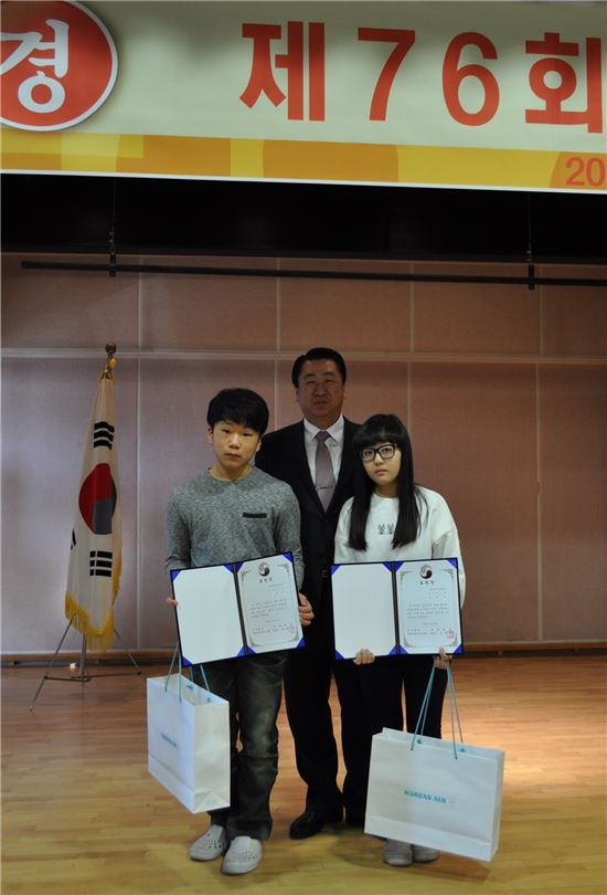 대한항공, 인천 용유초등학교에 장학금 전달