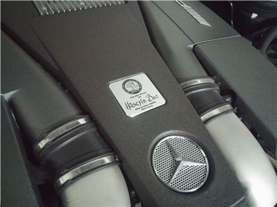 시승한 CLS 63 AMG 4매틱 차량엔진에는 엔진제작자의 이름이 새겨져 있다.
