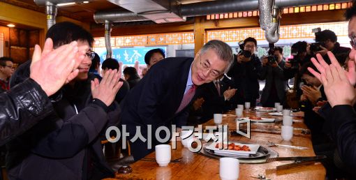 [포토]인사하는 문재인 당 대표