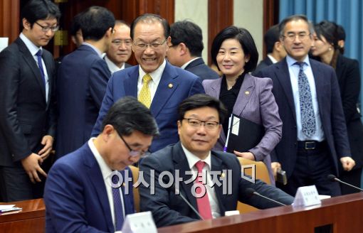 [포토]입장하는 황우여 장관