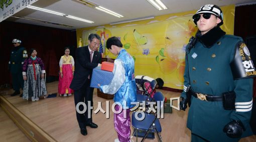 [포토]DMZ 내 대성동초 졸업식 참석한 정종섭 장관 