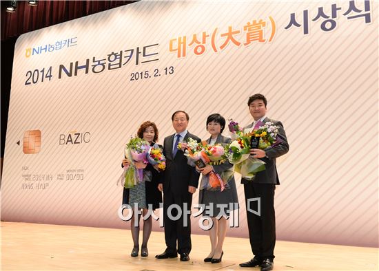 왼쪽부터 강혜영 과장, 김주하 농협은행장, 박순천 과장대리, 김주광 설계사(자료제공:농협은행) 
