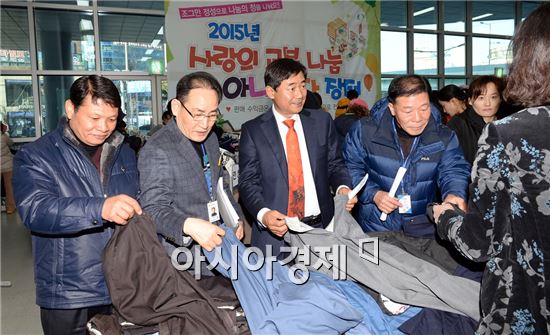 광주 남구(구청장 최영호)는 13일  남구청 1층 임대매장에서 고가의 교복을 싸게 구입하고, 자원 재활용 의식을 높이기 위한 ‘사랑의 교복 나눔장터’를 개최했다.  사진제공=광주시 남구
