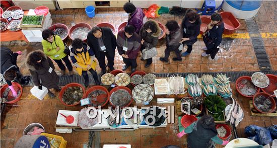 민족의 대명절 설을 닷세 앞둔 14일 정남진 장흥 토요시장에 제수용품을 준비하러 나온 주민들과 관광객들로 하루 종일 활기가 넘쳤다. 정남진 장흥 토요시장은 올해 10주년을 맞아 소비자의 눈높이에 맞춰 소비자보호 리콜서비스 제도를 2월까지 시범운영하고 오는 3월부터 본격적으로 전국 최초 소비자보호 리콜서비스 제도를 실시한다.