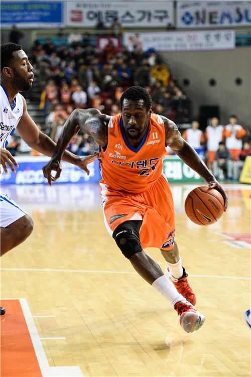 레더 '16P·8R'…전자랜드, 삼성 잡고 4연승 질주