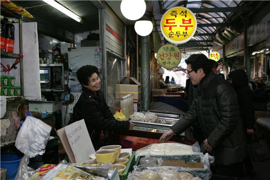 정원오 성동구청장(오른쪽)이 지난 13일 뚝도시장을 찾아 상인과 얘기를 나누고 있다.