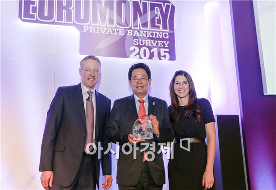 김병호 하나은행장(가운데)이 지난 13일 영국 런던 '프레이스터러스 홀(Plaisterers' Hall)'에서 개최된 '유러머니' 주최 '프라이빗 뱅킹 & 자산관리 서베이 2015' 시상식에서 '대한민국 최우수 프라이빗 뱅크(Best Private Bank in Korea)'을 수상하고 로리 브레넘(Rory Bremner) 시상식 사회자(왼쪽), 헬렌 에이버리(Helen Avery) 유러머니지 US 에디터(오른쪽)와 기념촬영을 하고 있다.(자료제공:하나은행)
