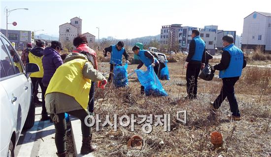 순천시 해룡면 신대마을에서 지난 12일 주민 및 봉사, 민간단체 등 4개 단체 100여 명이 참석한 가운데 대대적인 설맞이 환경정비를 실시했다.
