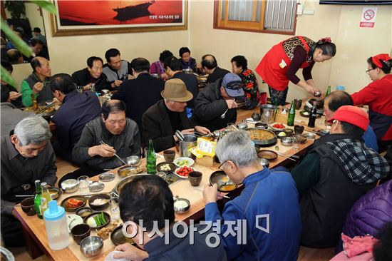 등뼈감자탕을 운영하는 김충모씨는 지난 11일 안양면 지역 어르신 120여명을 자신의 식당으로 초청해 점심을 대접하고 양말을 선물했다.
