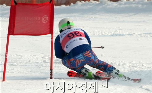곤지암 어린이 스키대회에 참가한 선수가 날렵하게 스키를 타고 있다.