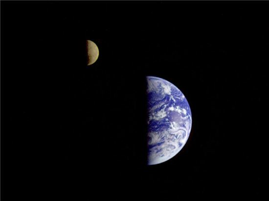 ▲갈릴레오 탐사선이 627만6000km 거리에서 촬영한 지구와 달.[사진제공=NASA]