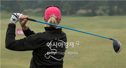 골프업계에서는 초보자들이 골프에 쉽게 접근할 수 있도록 하기 위한 '머리 올리기' 프로젝트 연구가 한창이다. 