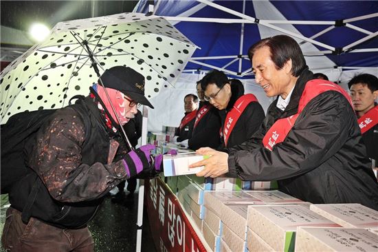 노병용 롯데물산 사장, 현장 근로자에 떡국떡 건네…안전시공 당부