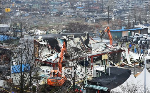 [포토]철거되는 구룡마을 자치회관