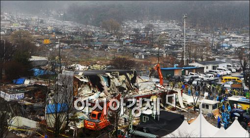 지난해 2월 구룡마을 자치회관이 강남구청의 행정대집행으로 철거되는 모습