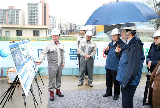 이관섭 산업통상자원부 1차관이 16일 서울시 마포구에 위치한 한국중부발전 서울화력본부를 방문, 주요에너지 공급과 안전관리 업무현황을 현장근무자로부터 보고받고 있다.