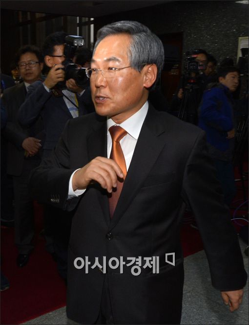 [포토]비공개 의총 참석하는 우윤근 원내대표