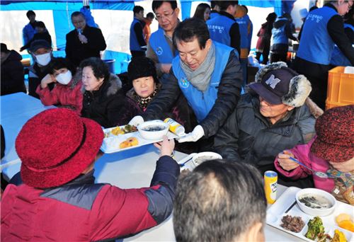 포스코건설, 지역 독거노인을 위한 떡국 나눔 펼쳐