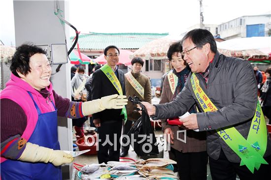 박철환 군수와 공직자들은 16일 해남읍 오일장을 찾아 장보기를 추진, 지역경제활성화에 기여했다.
