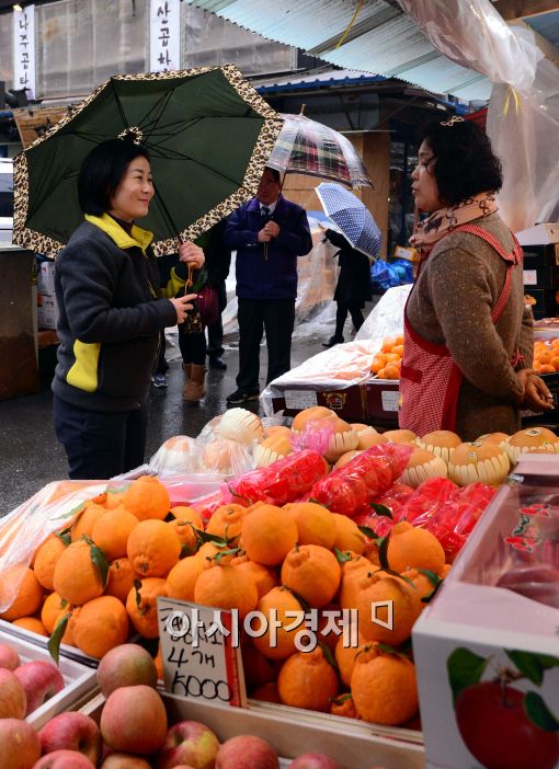 [포토]인사하는 김희정 여성가족부 장관