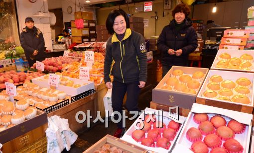 [포토]과일가게 찾은 김희정 여성가족부 장관