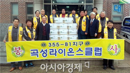 곡성라이온스클럽(회장 양병식 355-B1 지구)과 클럽회원 30여명은 민족의 대명절인 설을 맞아 지난 16일 관내 각종 친환경농산품으로 만든 오색떡국용 떡을 11개 읍·면사무소에 전달했다.
