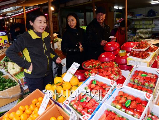 [포토]과일 구매하는 김희정 여성가족부 장관