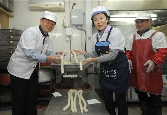 [포토]최창식 중구청장, 설 가래떡뽑기 체험