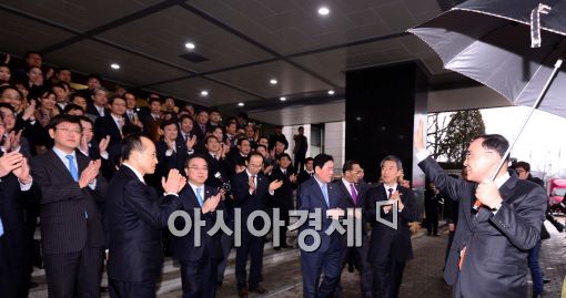 [포토]정홍원 국무총리, '여러분 잘 있어요~'