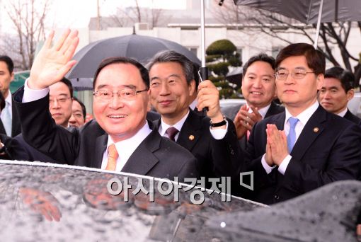 [포토]손 흔드는 정홍원 국무총리