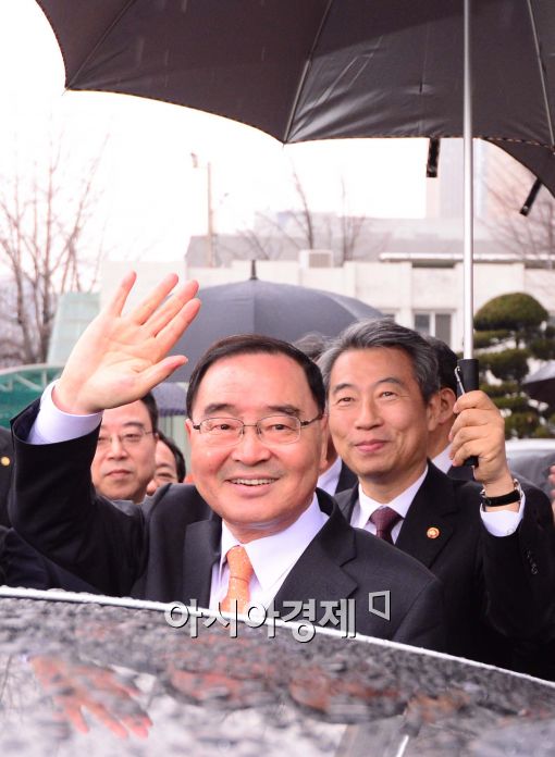 [포토]떠나는 정홍원 국무총리