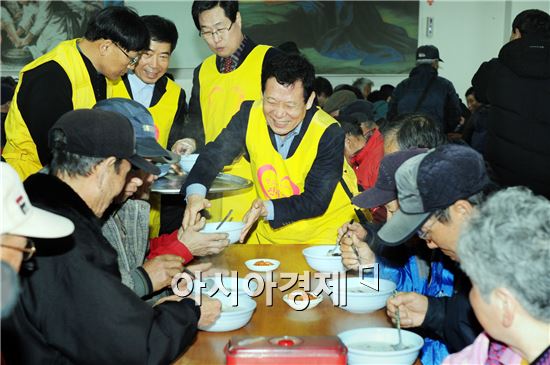 [포토]설맞이 배식 봉사하는 윤장현 광주시장