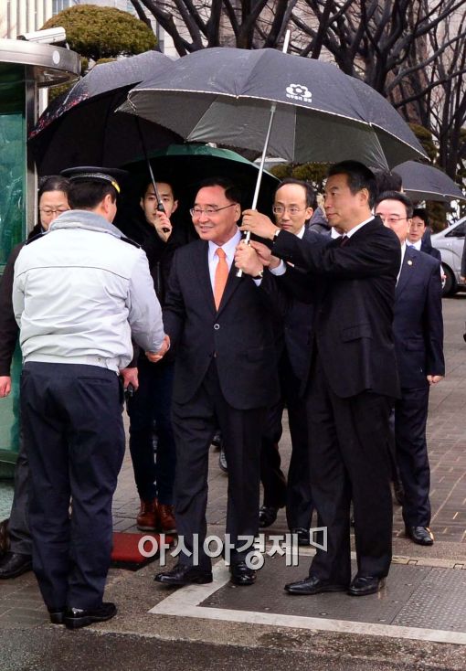 [포토]청사 직원들과 인사 나누는 정홍원 국무총리