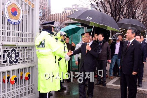 [포토]인사 나누는 정홍원 국무총리