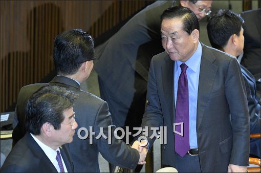 [포토]악수하는 서청원·박지원