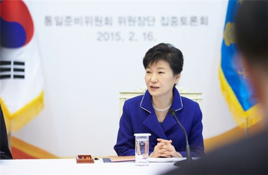 박근혜 대통령이 16일 오전 청와대에서 열린 통일준비위원회 위원장단 집중토론회의에서 모두발언을 하고 있다.(사진제공 : 청와대)